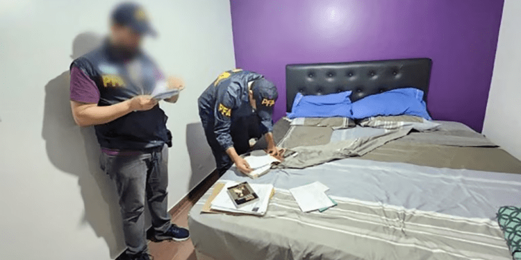 Imagen publicada por la Policía Federal Argentina el 3 de enero de 2024, que muestra a agentes de policía registrando una habitación durante el operativo que "neutralizó posible célula terrorista".