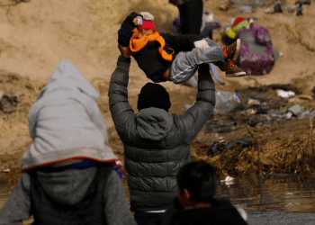 Karen, una migrante de 4 años, es levantada sobre las aguas del Río Bravo en su intento de llegar desde México a la frontera de Estados Unidos, el 2 de enero de 2024. Las autoridades mexicanas tratan de ubicar y liberar a un grupo de 31 migrantes secuestrados en Tamaulipas.