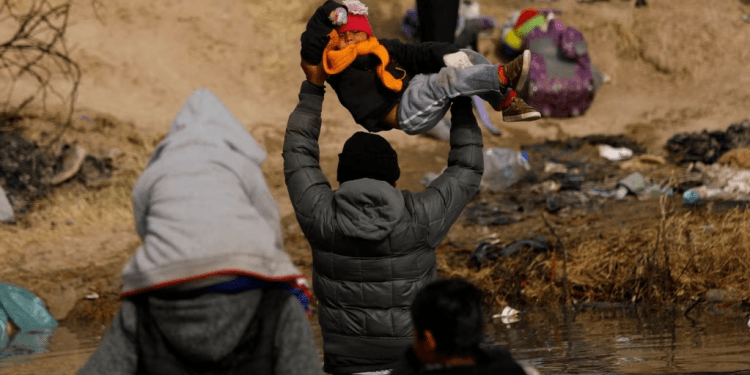 Karen, una migrante de 4 años, es levantada sobre las aguas del Río Bravo en su intento de llegar desde México a la frontera de Estados Unidos, el 2 de enero de 2024. Las autoridades mexicanas tratan de ubicar y liberar a un grupo de 31 migrantes secuestrados en Tamaulipas.