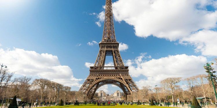 Francia: Torre Eiffel conmemoró centenario de la muerte de su arquitecto Gustave Eiffel