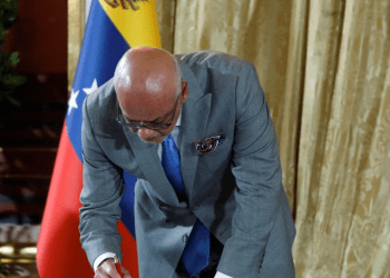 Jorge Rodríguez, presidente del Parlamento de mayoría oficialista de Venezuela durante la firma de un documento con propuesta de calendario electoral que presentarán ante el Poder Electoral.