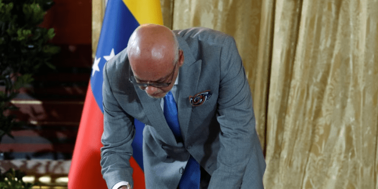 Jorge Rodríguez, presidente del Parlamento de mayoría oficialista de Venezuela durante la firma de un documento con propuesta de calendario electoral que presentarán ante el Poder Electoral.