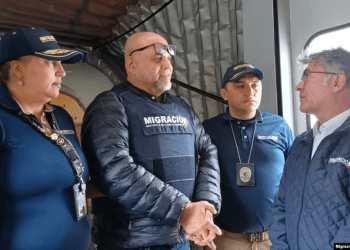 Salvatore Mancuso, quien fuera uno de los más temidos jefes paramilitares de Colombia, tras ser deportado por Estados Unidos el 27 de febrero de 2024 luego de cumplir condena por narcotráfico.