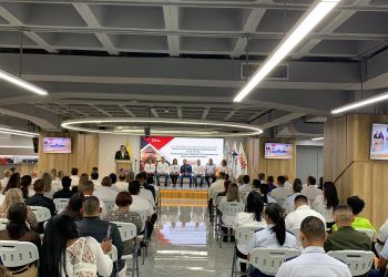 Caracas: El INAC graduó a 65 profesionales aeronáuticos