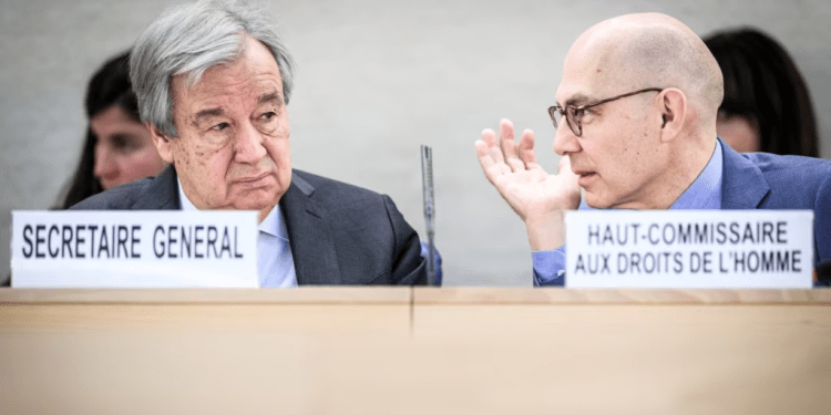 El secretario general de las Naciones Unidas, Antonio Guterres, conversa con el Alto Comisionado para los Derechos Humanos de la ONU, Volker Turk, durante la apertura de la sesión 55 del Consejo de Derechos Humanos, en Ginebra, el 26 de febrero de 2024.