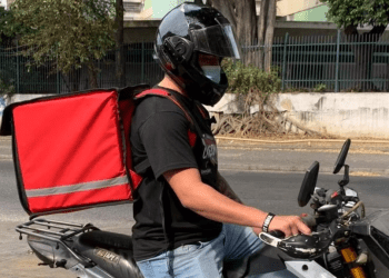 Fotografía de archivo de un motorizado dedicado a la repartición a domicilio de productos y bienes en Caracas, Venezuela, tomada el 31 de marzo de 2020.