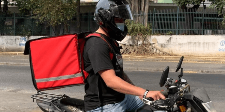 Fotografía de archivo de un motorizado dedicado a la repartición a domicilio de productos y bienes en Caracas, Venezuela, tomada el 31 de marzo de 2020.