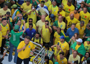 El expresidente de Brasil Jair Bolsonaro habla en una concentración frente a sus seguidores en la avenida Paulista en Sao Paulo. La policía lo investiga a él y a su entorno por un supuesto complot para un golpe de Estado tras las elecciones de 2022. El 25 de febrero de 2024.