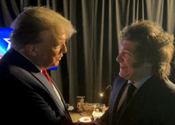 Imagen publicada por la Presidencia de Argentina muestra al presidente Javier Milei y al expresidente de EEUU, Donald Trump dándose la mano en la reunión anual de la Conferencia de Acción Política Conservadora (CPAC) el 24 de febrero de 2024.