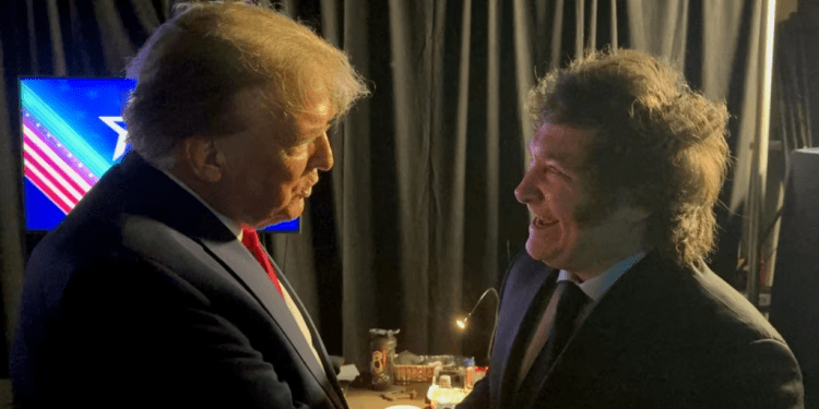 Imagen publicada por la Presidencia de Argentina muestra al presidente Javier Milei y al expresidente de EEUU, Donald Trump dándose la mano en la reunión anual de la Conferencia de Acción Política Conservadora (CPAC) el 24 de febrero de 2024.