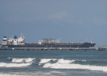 Un barco petrolero atracado en la refinería El Palito cerca de Puerto Cabello, Venezuela, el lunes 29 de enero de 2024. (Foto AP/Matías Delacroix)