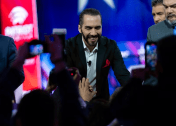 El presidente de El Salvador, Nayib Bukele, estrecha la mano de sus partidarios después de hablar durante la Conferencia de Acción Política Conservadora, CPAC 2024, en National Harbor, en Oxon Hill, Maryland, el 22 de febrero de 2024.