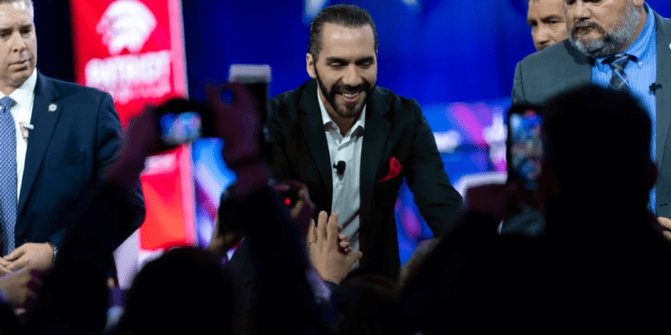 El presidente de El Salvador, Nayib Bukele, estrecha la mano de sus partidarios después de hablar durante la Conferencia de Acción Política Conservadora, CPAC 2024, en National Harbor, en Oxon Hill, Maryland, el 22 de febrero de 2024.