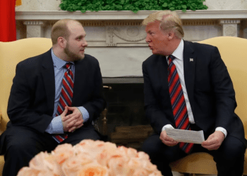 Fotografía de archivo del día en que Joshua Holt, estadounidense detenido en Venezuela, fue recibido en La Casa Blanca por el entonces presidente Donald Trump, el 26 de mayo de 2018. Holt demandó en Miami al mandatario venezolano Nicolás Maduro por su encarcelación.