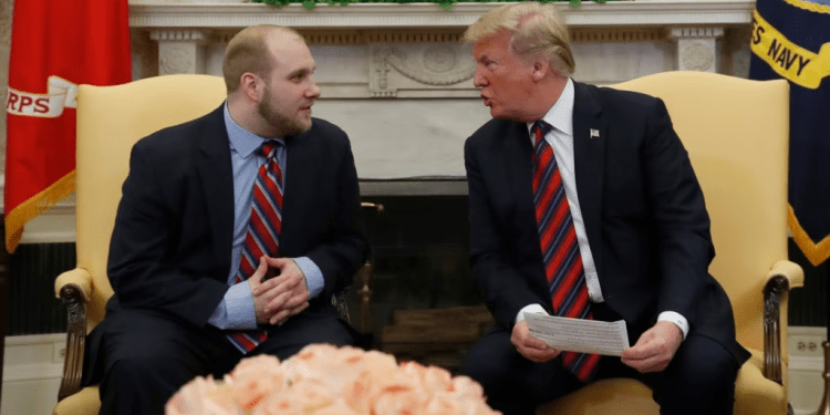 Fotografía de archivo del día en que Joshua Holt, estadounidense detenido en Venezuela, fue recibido en La Casa Blanca por el entonces presidente Donald Trump, el 26 de mayo de 2018. Holt demandó en Miami al mandatario venezolano Nicolás Maduro por su encarcelación.