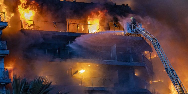 España: En un edificio en Valencia, impresionante incendio causó al menos cuatro muertos y 14 heridos (+ Videos)