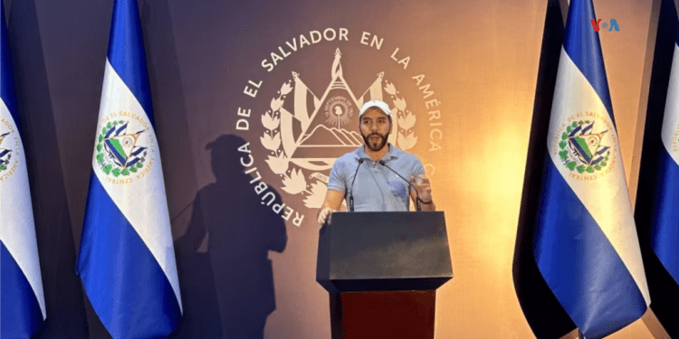 Una hora antes del cierre de las votaciones, Bukele llamó a los salvadoreños a votar por el candidato de su preferencia. En un hotel de la capital, dijo, además que la elección para diputados era aún más importante que la elección presidencial.