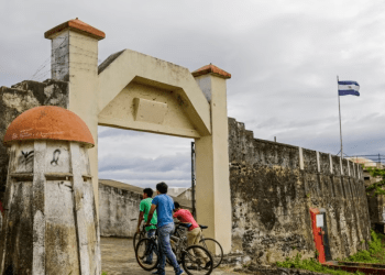 (ARCHIVOS) Turistas llegan a la Fortaleza El Coyotepe, administrada por la Asociación de Boy Scouts de Nicaragua, en Masaya, Nicaragua, el 16 de enero de 2018. (Foto de Inti OCON / AFP)