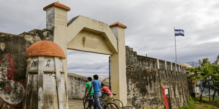 (ARCHIVOS) Turistas llegan a la Fortaleza El Coyotepe, administrada por la Asociación de Boy Scouts de Nicaragua, en Masaya, Nicaragua, el 16 de enero de 2018. (Foto de Inti OCON / AFP)