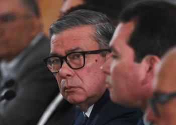 Gerardo Blyde, delegado jefe de la Plataforma Unitaria opositora de Venezuela, participa en una reunión con representantes del gobierno nacional y de Noruega, en Caracas.
