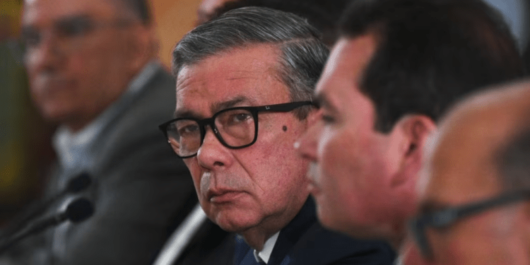 Gerardo Blyde, delegado jefe de la Plataforma Unitaria opositora de Venezuela, participa en una reunión con representantes del gobierno nacional y de Noruega, en Caracas.