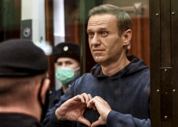 [Archivo] Fotografía tomada de una filmación proporcionada por el Tribunal Municipal de Moscú, el líder de la oposición rusa Alexei Navalny muestra un símbolo escuchando de pie una audiencia sobre su caso, el martes 2 de febrero de 2021. Nalvany falleció en prisión a los 47 años.