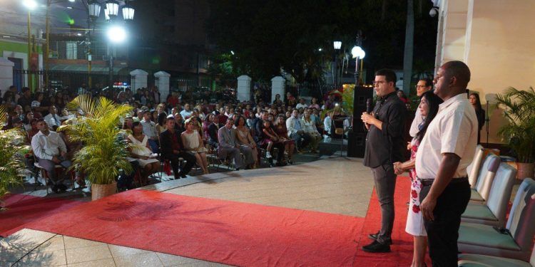 Se celebró matrimonios colectivo con más de 100 parejas en el Teatro Municipal de Valencia