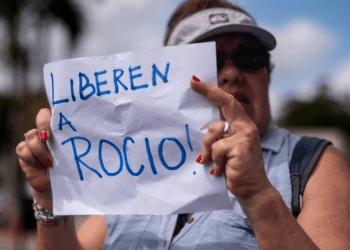 Una mujer sostiene un cartel donde se lee "liberen a Rocío", en referencia a la activista de derechos humanos detenida la semana pasada por el Estado venezolano, durante una manifestación en Caracas este miércoles 14 de febrero de 2024