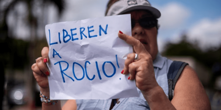 Una mujer sostiene un cartel donde se lee "liberen a Rocío", en referencia a la activista de derechos humanos detenida la semana pasada por el Estado venezolano, durante una manifestación en Caracas este miércoles 14 de febrero de 2024