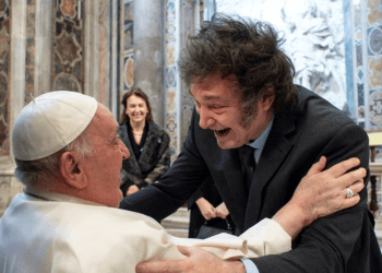 El presidente de Argentina, Javier Milei, saluda al papa Francisco en una misa de canonización de la primera santa argentina, María Antonia de Paz y Figueroa, también conocida como "Mama Antula", el domingo 11 de febrero de 2024.