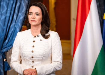 Una fotografía distribuida muestra a la presidenta de Hungría, Katalin Novak, mientras anuncia su dimisión en el palacio presidencial de Budapest el 10 de febrero de 2024.