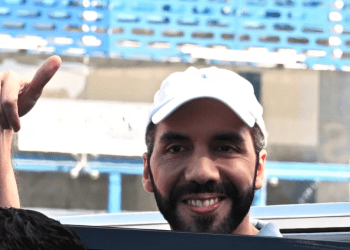El presidente salvadoreño, Nayib Bukele, saluda a sus seguidores a su llegada a un colegio electoral para emitir su voto durante las elecciones presidenciales y legislativas en San Salvador el 4 de febrero de 2024. (Foto de YURI CORTEZ / AFP)