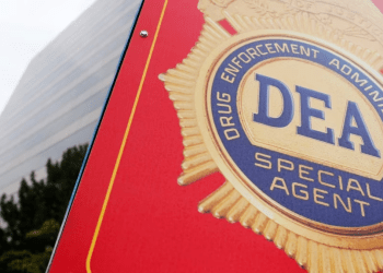 Un cartel con una insignia de la DEA identifica la entrada al Museo de la Agencia Antidrogas de Estados Unidos (DEA) en Arlington, Virginia, el 8 de agosto de 2013.