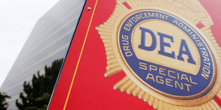 Un cartel con una insignia de la DEA identifica la entrada al Museo de la Agencia Antidrogas de Estados Unidos (DEA) en Arlington, Virginia, el 8 de agosto de 2013.