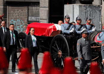 Miembros del Regimiento de Escolta Presidencial transportan el ataúd del fallecido expresidente de Chile, Sebastián Piñera, a la Catedral Metropolitana de Santiago, el 9 de febrero de 2024.