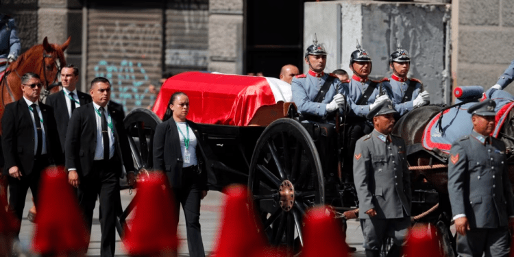 Miembros del Regimiento de Escolta Presidencial transportan el ataúd del fallecido expresidente de Chile, Sebastián Piñera, a la Catedral Metropolitana de Santiago, el 9 de febrero de 2024.