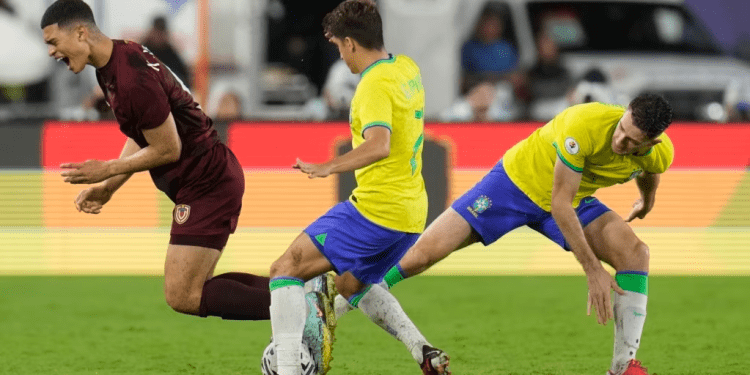 Kevin Kelsy, de la seleción venezolana, es derribado por el jugador brasileño Arthur Chaves en el juego entre ambos países en el torneo preolímpico, en Caracas, el 8 de febrero de 2024. Venezuela sigue con esperanzas de clasificar a París 2024.
