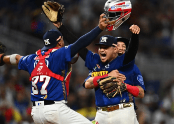 El lanzador Ángel Padrón celebra con sus compañeros de los Tiburones de La Guaira tras completar un juego sin hits ni carreras en la Serie del Caribe del béisbol, en Miami, este miércoles 7 de febrero de 2024.