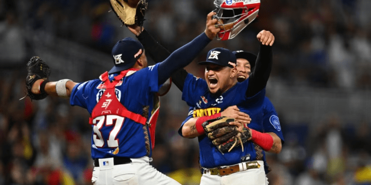 El lanzador Ángel Padrón celebra con sus compañeros de los Tiburones de La Guaira tras completar un juego sin hits ni carreras en la Serie del Caribe del béisbol, en Miami, este miércoles 7 de febrero de 2024.