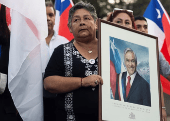 Simpatizantes del expresidente de Chile, Sebastián Piñera, se reúnen en la sede de su partido Renovación Nacional, después de que muriera en un accidente de helicóptero. En Santiago de Chile, el 6 de febrero de 2024.