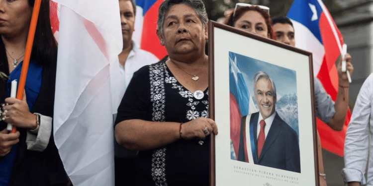 Simpatizantes del expresidente de Chile, Sebastián Piñera, se reúnen en la sede de su partido Renovación Nacional, después de que muriera en un accidente de helicóptero. En Santiago de Chile, el 6 de febrero de 2024.