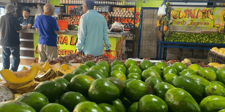 Clientes esperan para pagar sus compras en un negocio de venta de frutas, hortalizas, verduras y víveres en Maracaibo, en el occidente de Venezuela, en julio de 2023. La inflación promedio de los últimos 12 meses fue de 121%, según el OVF.