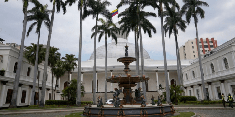 Fotografía de la fachada del Palacio Federal Legislativo de Venezuela, en Caracas, este lunes 5 de febrero de 2024. En ese recinto, se debate el cronograma electoral de este año.