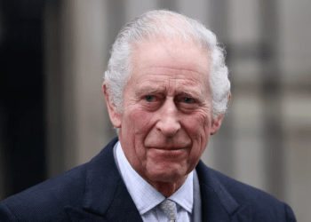 El rey Carlos de Inglaterra sale de una clínica de Londres después de recibir tratamiento para un agrandamiento de la próstata en Londres, el 29 de enero de 2024.