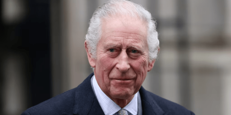 El rey Carlos de Inglaterra sale de una clínica de Londres después de recibir tratamiento para un agrandamiento de la próstata en Londres, el 29 de enero de 2024.