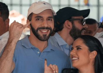 El presidente de El Salvador, Nayib Bukele, y su esposa, Gabriela Rodríguez, después de votar en las elecciones generales en El Salvador, el domingo 4 de febrero de 2024. (Foto AP/Moises Castillo)