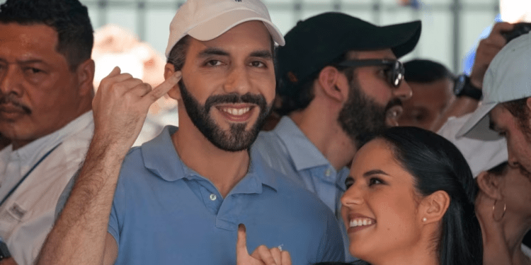 El presidente de El Salvador, Nayib Bukele, y su esposa, Gabriela Rodríguez, después de votar en las elecciones generales en El Salvador, el domingo 4 de febrero de 2024. (Foto AP/Moises Castillo)