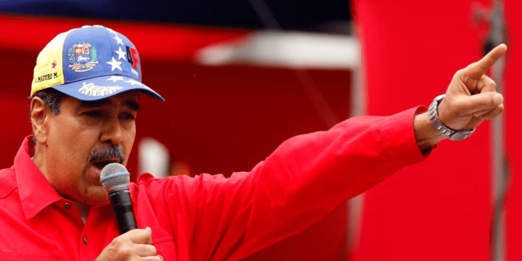El presidente de Venezuela, Nicolás Maduro, habla en Caracas en un acto para conmemorar el aniversario del fallido intento de golpe de Estado encabezado por Hugo Chávez hace 34 años.