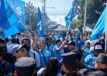 Partidarios del presidente Nayib Bukele, que busca la reelección, se reúnen frente al colegio electoral donde votó, en San Salvador, El Salvador, el domingo 4 de febrero de 2024. (Foto AP/Moises Castillo)