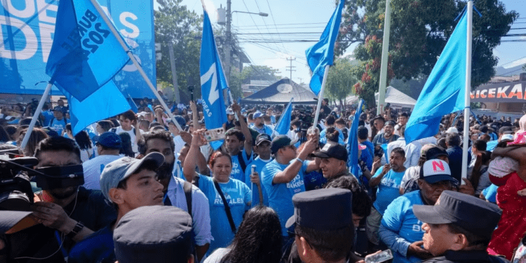 Partidarios del presidente Nayib Bukele, que busca la reelección, se reúnen frente al colegio electoral donde votó, en San Salvador, El Salvador, el domingo 4 de febrero de 2024. (Foto AP/Moises Castillo)